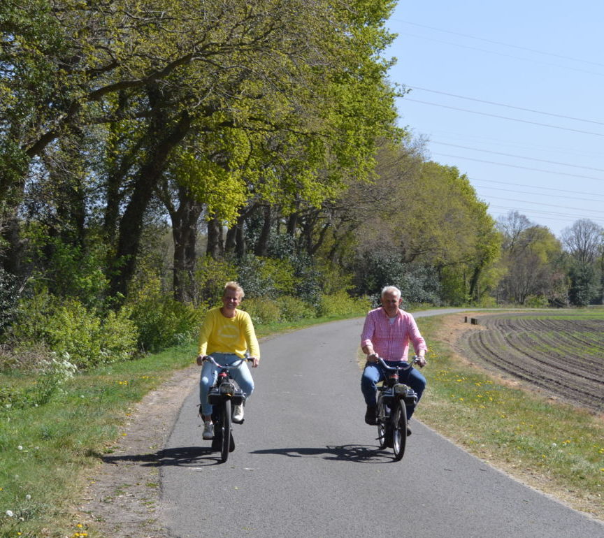 Anderhalve meter uitje met de solex 180 e1587478571214 - Het Drents Kwartiertje - Solex Huren / Rijden - Dafje Huren / Rijden - Groepsactiviteiten, workshops, teambuilding en trainingen Drenthe