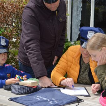 Puzzelen en op zoek naar de boef met de Daf 33 tijdens een spannende rit door Drenthe.