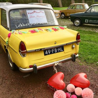 Daf rijden tijdens jullie vrijgezellendag. De leukste arrangementen met de Dafjes vind je bij het Drents kwartiertje.