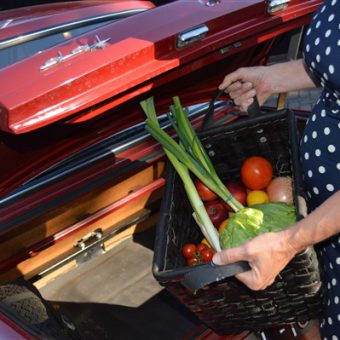 Toeren met de Daf en onderweg ingrediënten kopen om samen een heerlijke maaltijd te bereiden in de kookstudio.