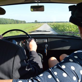 In stijl toeren met de Daf door het Drentse dorpjes en langs de hunebedden en uitgestrekte heidevelden.