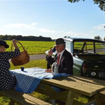 Genieten van het Drentse platteland tijdens een Daf33 toertocht en een picknick.