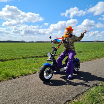 E chopper Crazy 88 groepsuitje vrijgezellenfeest - Het Drents Kwartiertje - Solex Huren / Rijden - Dafje Huren / Rijden - Groepsactiviteiten, workshops, teambuilding en trainingen Drenthe