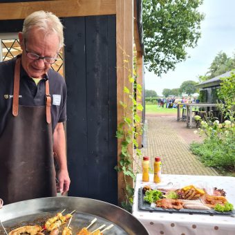 Grillmeester bij de barbecue - Het Drents Kwartiertje - Solex Huren / Rijden - Dafje Huren / Rijden - Groepsactiviteiten, workshops, teambuilding en trainingen Drenthe