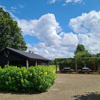 Het Drents kwartiertje terras met picknicktafels - Het Drents Kwartiertje - Solex Huren / Rijden - Dafje Huren / Rijden - Groepsactiviteiten, workshops, teambuilding en trainingen Drenthe