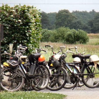 Solex rijden op de Drentse hooglanden. Onderweg genieten van een lekkere picknick of een drankje op een terras.