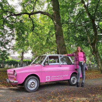 Roze Daf Drenthe toertochten - Het Drents Kwartiertje - Solex Huren / Rijden - Dafje Huren / Rijden - Groepsactiviteiten, workshops, teambuilding en trainingen Drenthe