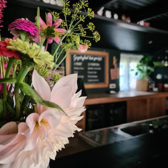 Verse bloemen uit de pluktuin op de bar Het Drents kwartiertje - Het Drents Kwartiertje - Solex Huren / Rijden - Dafje Huren / Rijden - Groepsactiviteiten, workshops, teambuilding en trainingen Drenthe