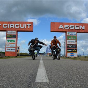 anderhalve meter solex rijden uitje - Het Drents Kwartiertje - Solex Huren / Rijden - Dafje Huren / Rijden - Groepsactiviteiten, workshops, teambuilding en trainingen Drenthe