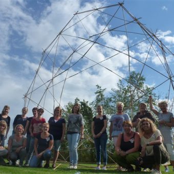 Samen een bouwwerk van bamboestokken maken; actieve teambuilding.