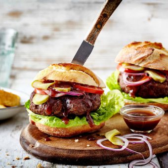 Hamburgerbuffet met allerlei lekkers en huisgemaakte hamburgers.