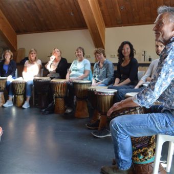 Workshop djembé spelen bij het Drents kwartiertje. Muzikaal teamuitje of vrijgezellenfeest.