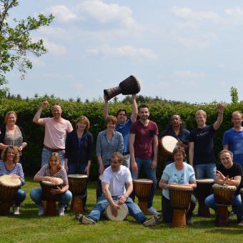 Workshop djembé in Drenthe; actief en muzikaal groepsuitje bij het Drents kwartiertje.