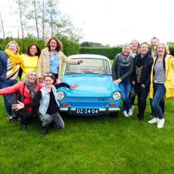 Daf rijden in Drenthe staat garant voor een gezellig en ludiek groepsuitje.