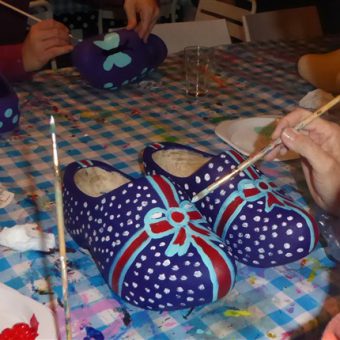 Gezellige en originele workshop; je eigen paar klompen beschilderen tijdens dit echte Drentse uitje.