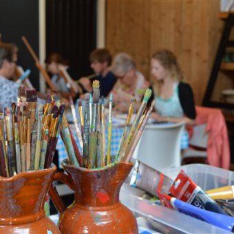 Samen een workshop klompen schilderen volgen; ga naar huis met je eigen unieke paar Drentse klompen.