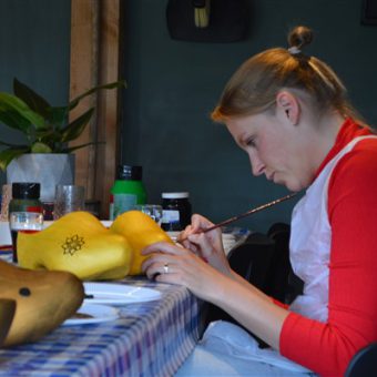 Creatieve en originele invulling voor een familiedag of teamuitje; workshop klompen schilderen.