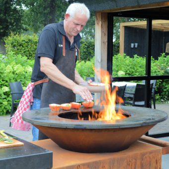 Kokkerellen in de buitenkeuken op de Ofyr; culinair uitje.