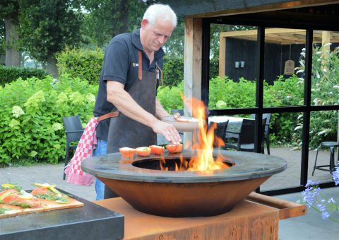 Kokkerellen in de buitenkeuken op de Ofyr; culinair uitje.