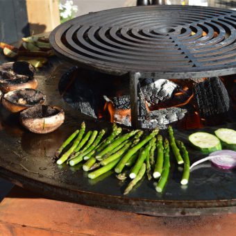 Outdoor cooking; gezellig samen kokkerellen in de buiten keuken op de Ofyr.