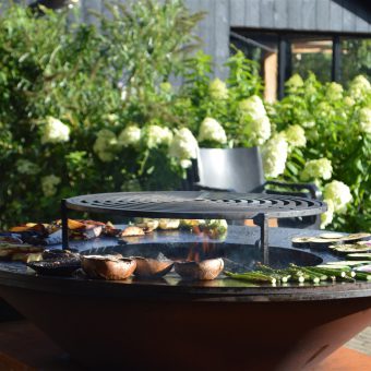 Outdoor cooking in Drenthe; koken op de Ofyr of in de buitenkeuken of kookstudio.