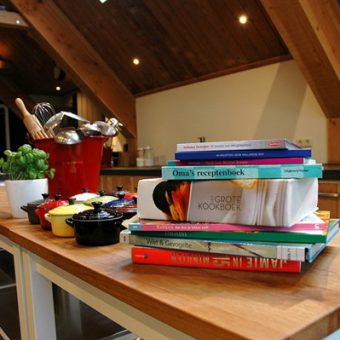 Samen koken in de kookstudio. Gezellig en culinair avondje uit in Drenthe.