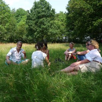 Gezellig samen picknicken op een mooie plek. Op en top genieten in Drenthe.