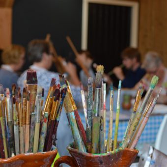 Samen een schilderij maken tijdens een schilderworkshop in Drenthe.