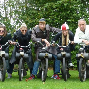 Teamuitje met een ludieke solex toertocht. Solex Huren Drenthe.