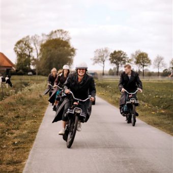 Solex rijden groepsuitje bij het Drent kwartiertje.