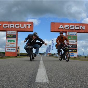 Solex rijden in de stijl van TT assen. Echt TT uitje!