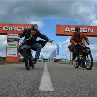 De TT route rijden op de solex bij het Drents kwartiertje.