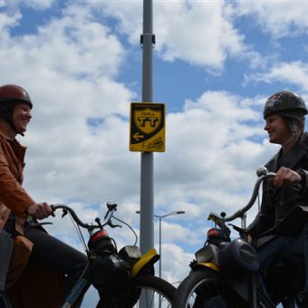 De oude TT route rijden tijdens een solex toertocht bij het Drents kwartiertje.