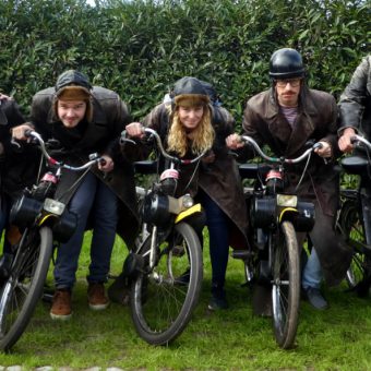 Drenthe ontdekken op de solex; toeren door oude dorpjes en het prachtige Drentse landschap.