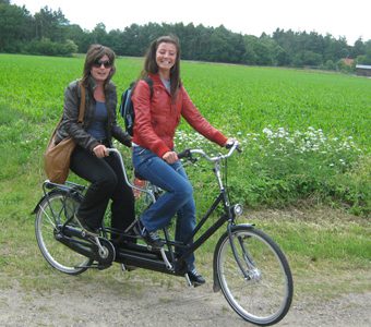 Op pad met de tadem tijdens een fietstocht door Drenthe, Onderweg ergens stoppen voor een drankje of genieten van een lekkere picknick.