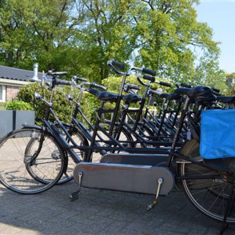 Samen op pad op de tandem. genieten van de omgeving en de oude Drentse dorpjes.