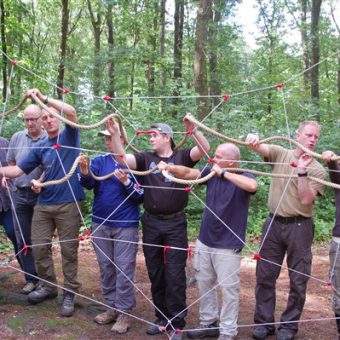 Samenwerken en communiceren staan centraal bij teambuildingactiviteiten.