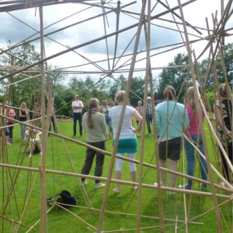 Teambuilding met outdoor activiteiten op het Drentse platteland.