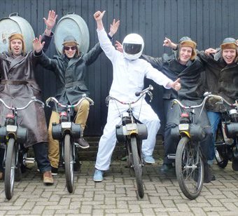 Solex rijden tijdens jullie vrijgezellenfeest in Drenthe.